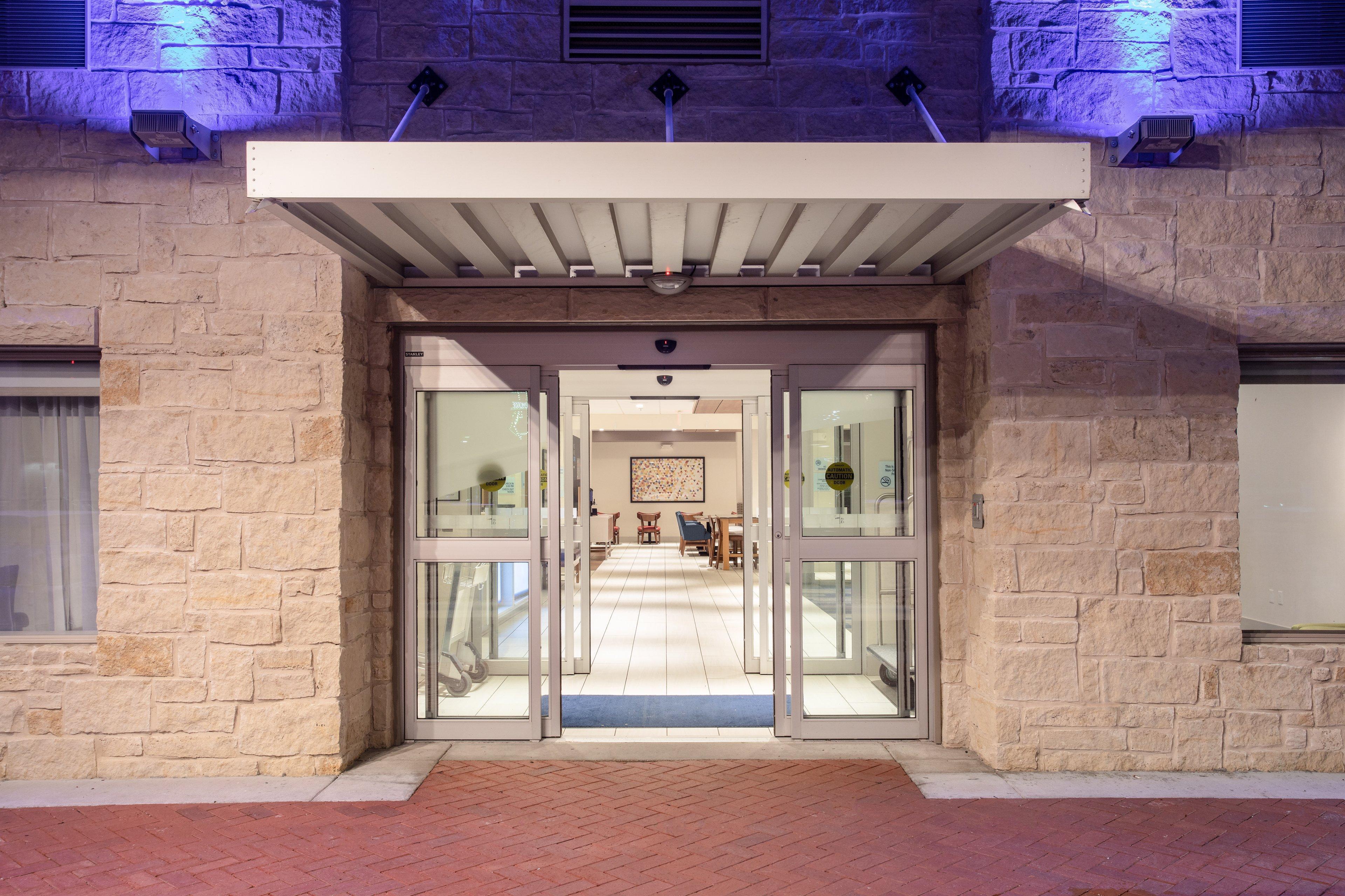 Holiday Inn Express & Suites Manhattan By Ihg Eksteriør bilde