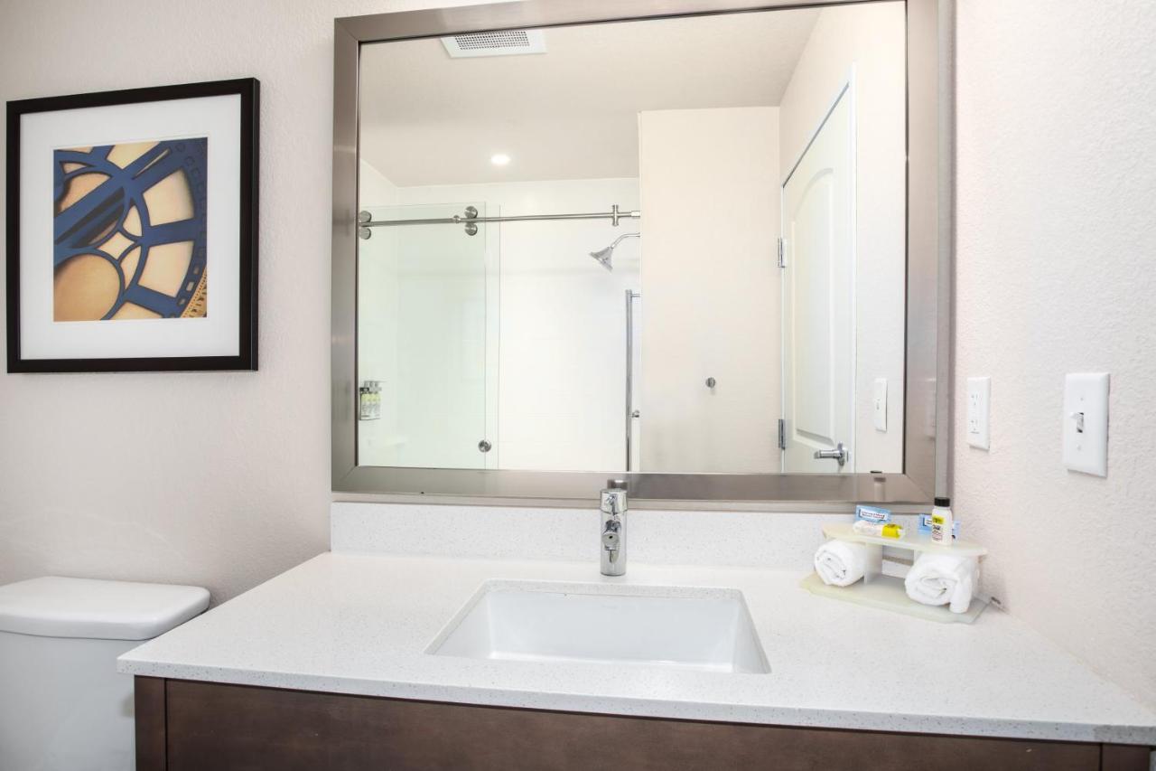 Holiday Inn Express & Suites Manhattan By Ihg Eksteriør bilde